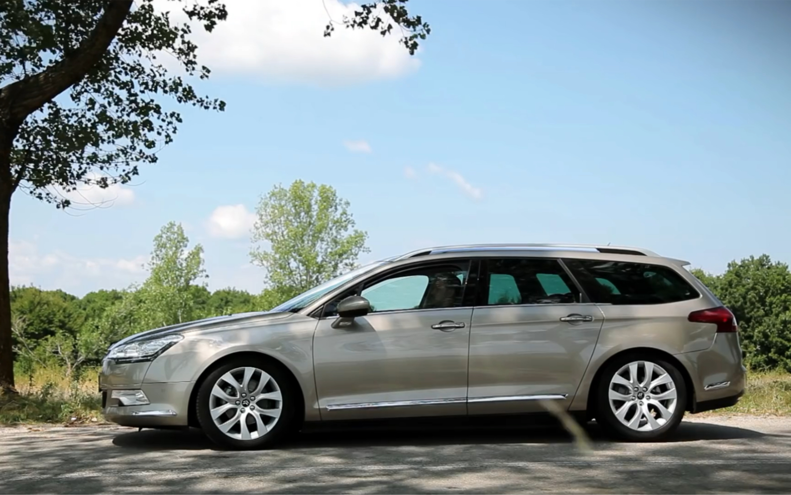 雪铁龙c5旅行版,配置高的吓人,底盘升降有点东西,极致的旅途舒适性