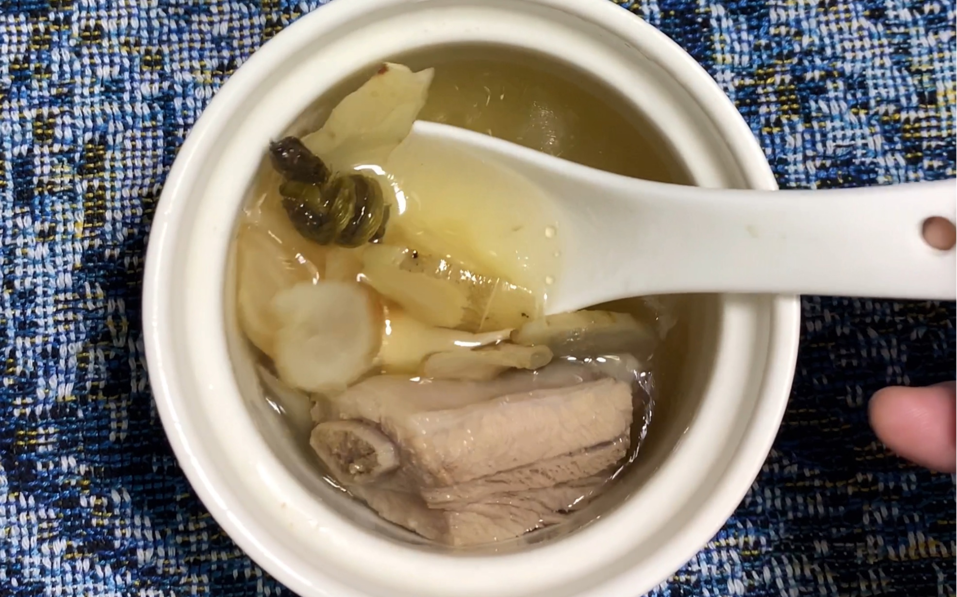 老公熬夜压力大就给他炖西洋参石斛排骨汤