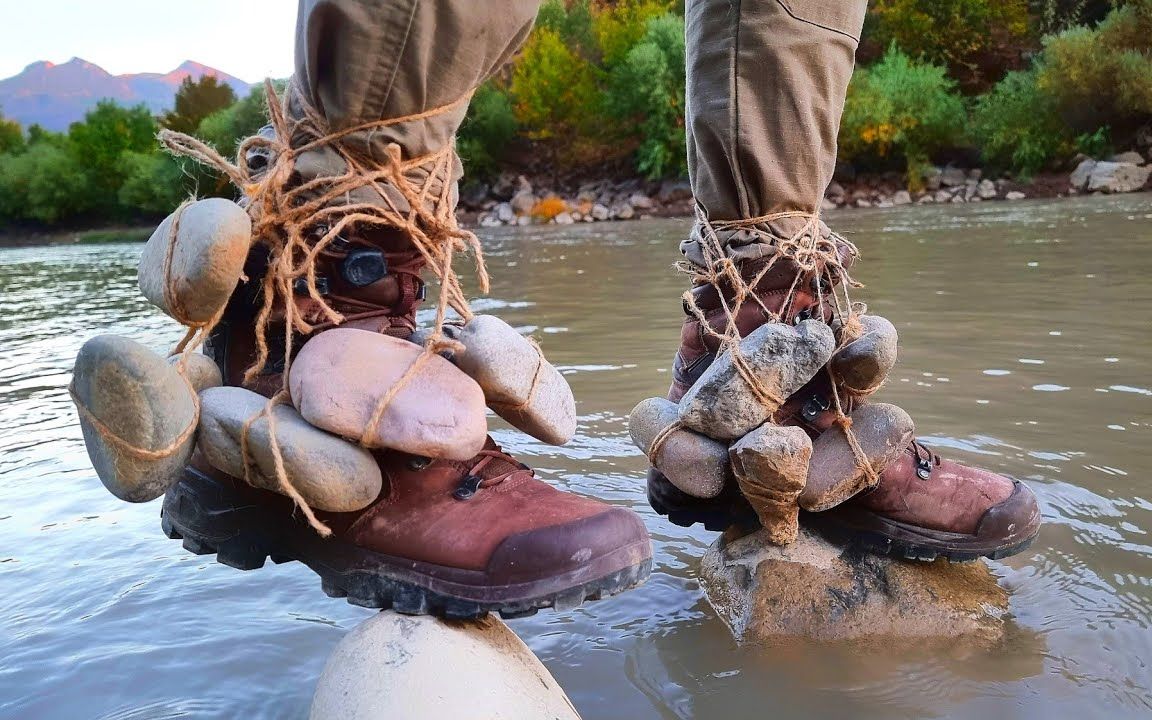 退伍军人脚绑石头嘴咬呼吸管下河里行走抓鱼,收获满满,真是太厉害了