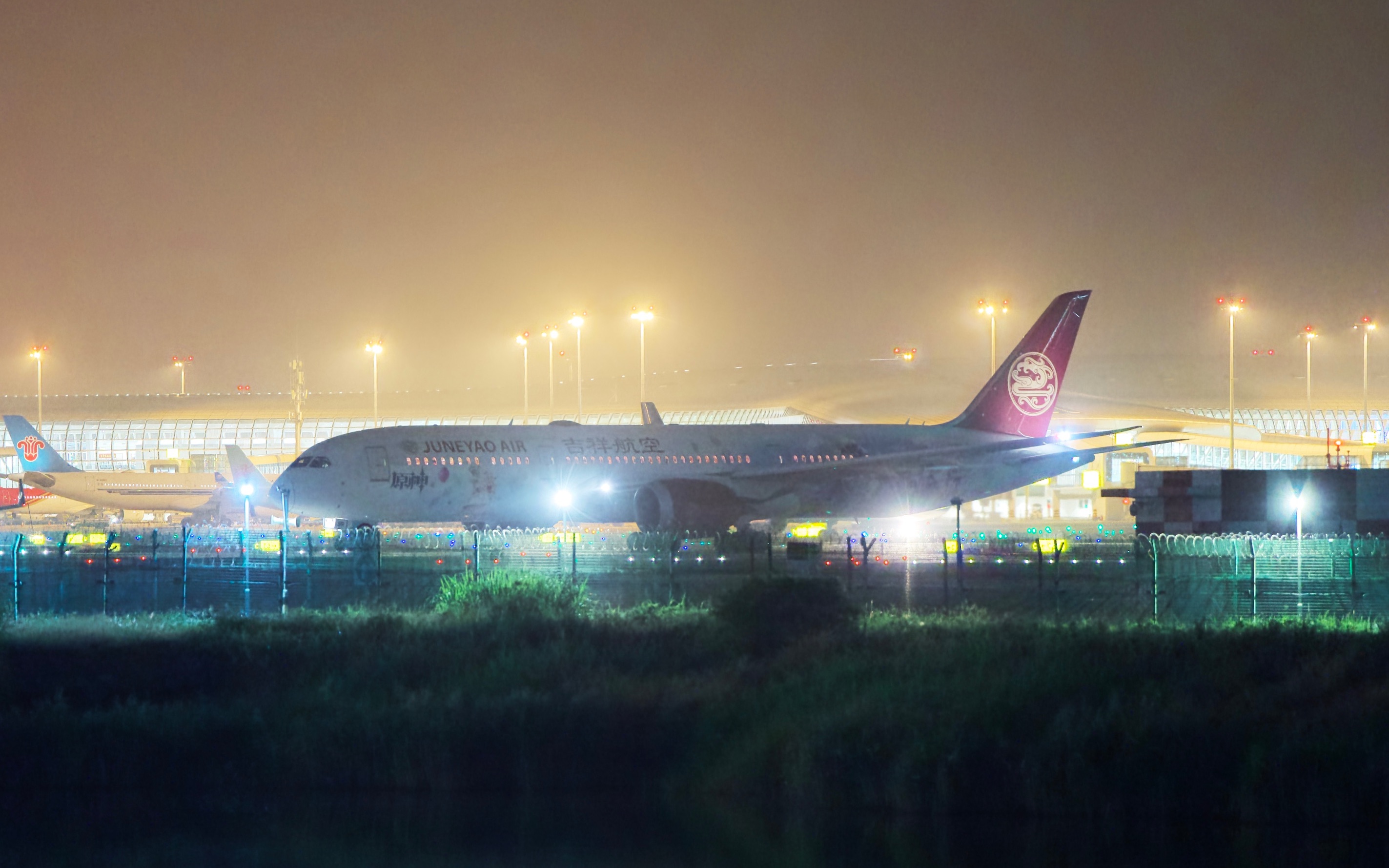 吉祥航空7015原神主题航班深圳15跑道起飞