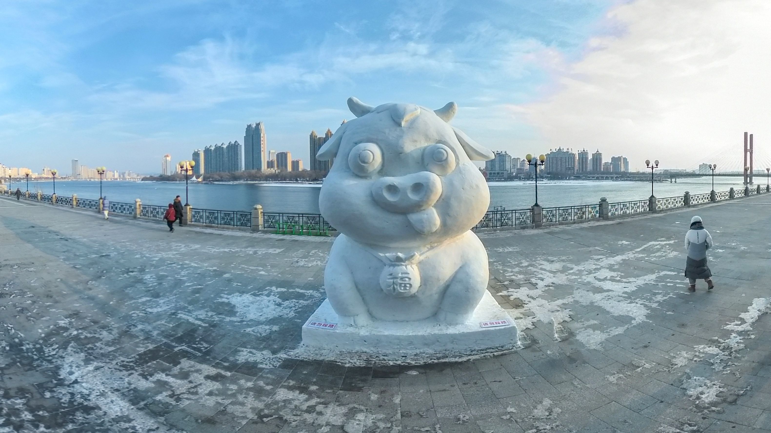 松江中路的街头艺术东北雪雕牛