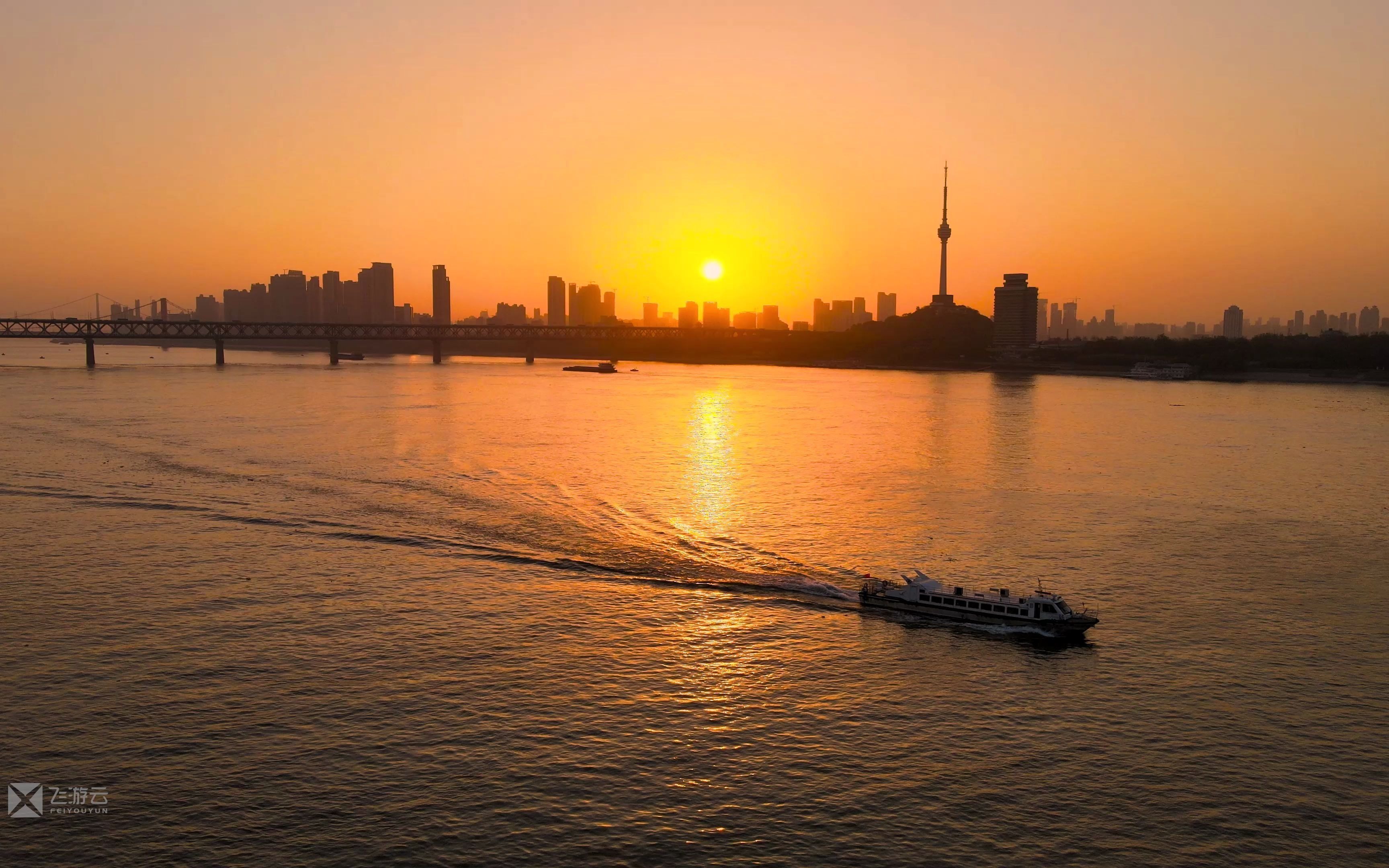 武汉航拍丨黄昏下的武昌江滩,美如一幅油画.