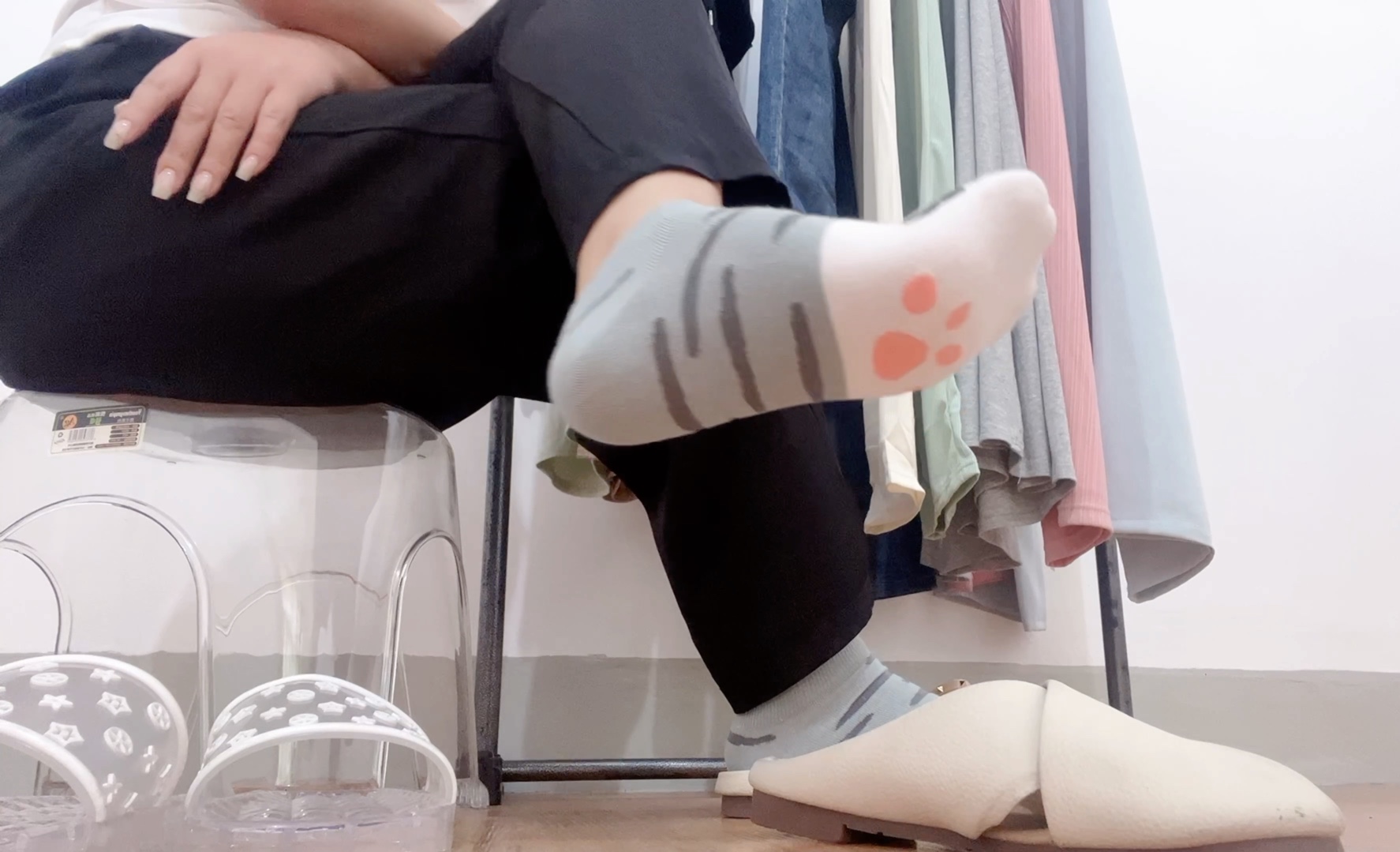 脚丫子:穿袜子还是脱掉?