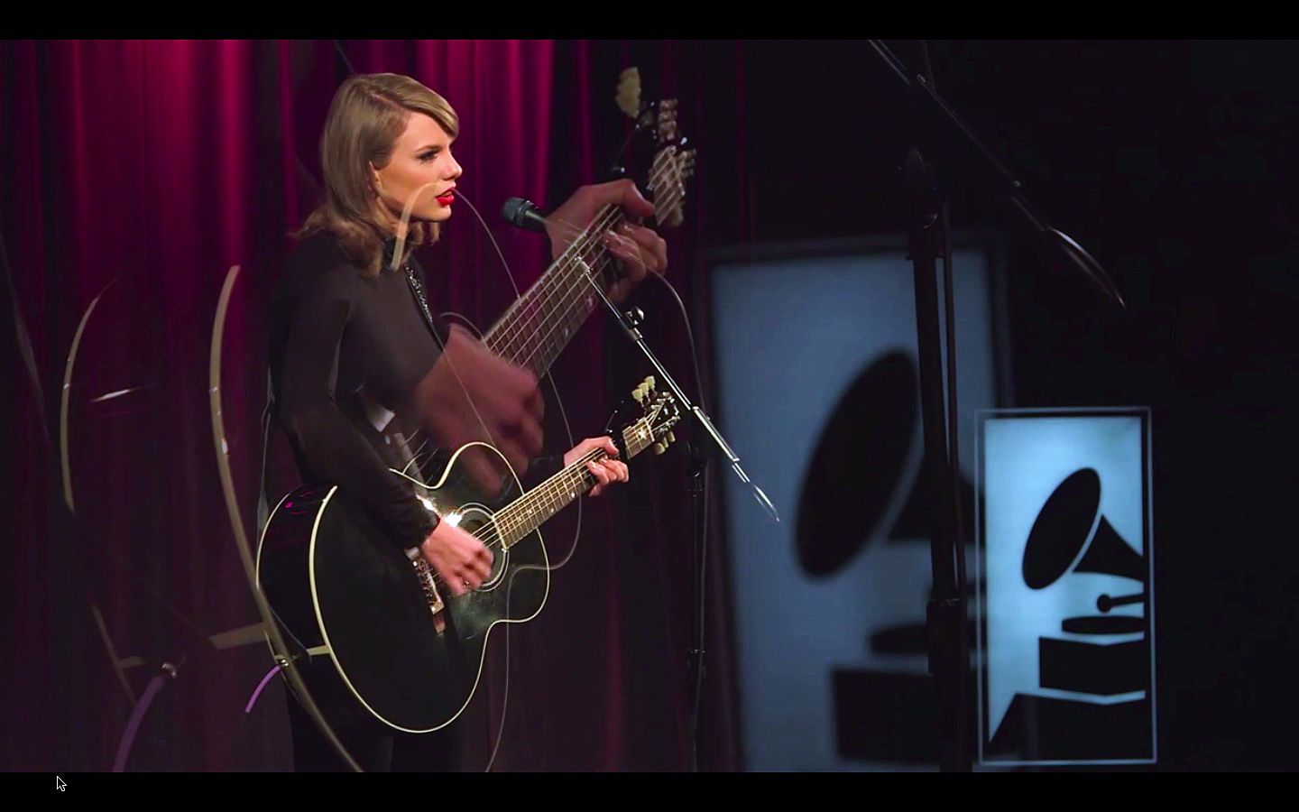 [图]【现场向】Taylor Swift在2015年于格莱美表演的How You Get The Girl不插电超清大首播~