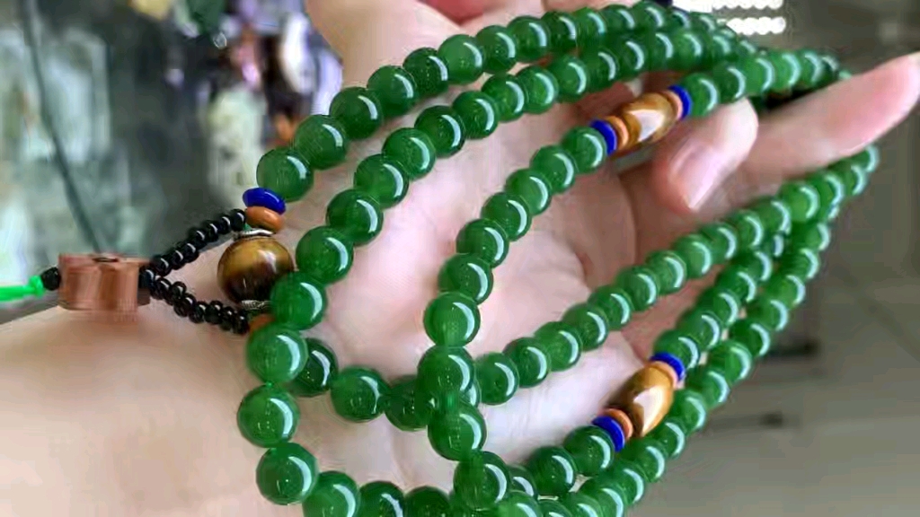 和田玉碧玉阳绿菠菜绿佛珠项链毛衣链,雨天自然光,俄碧老料,油性十足