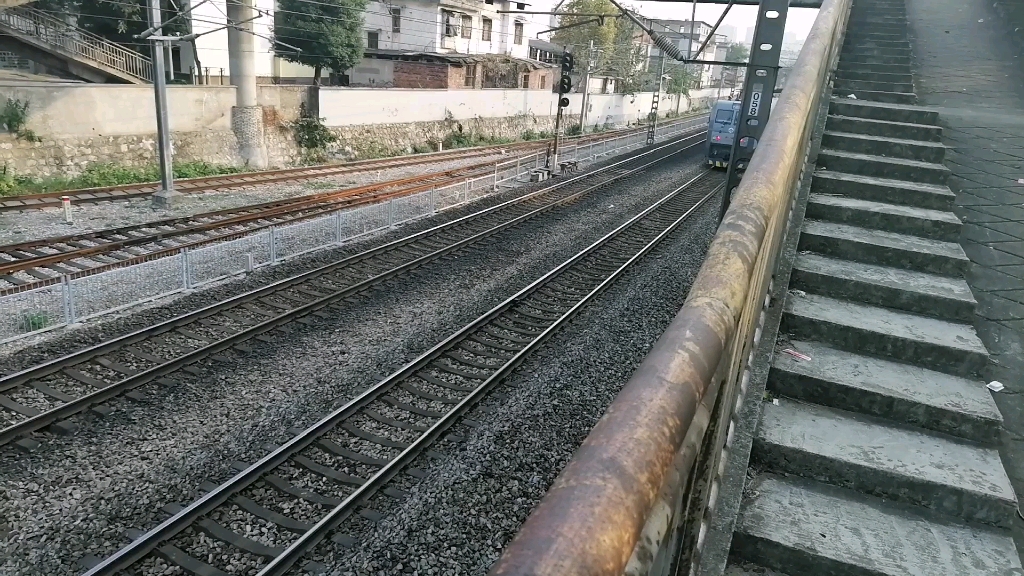 (1)广铁株段hxd1c6117牵引棚车大列驶出衡阳站(2)k1348次列车(深圳到