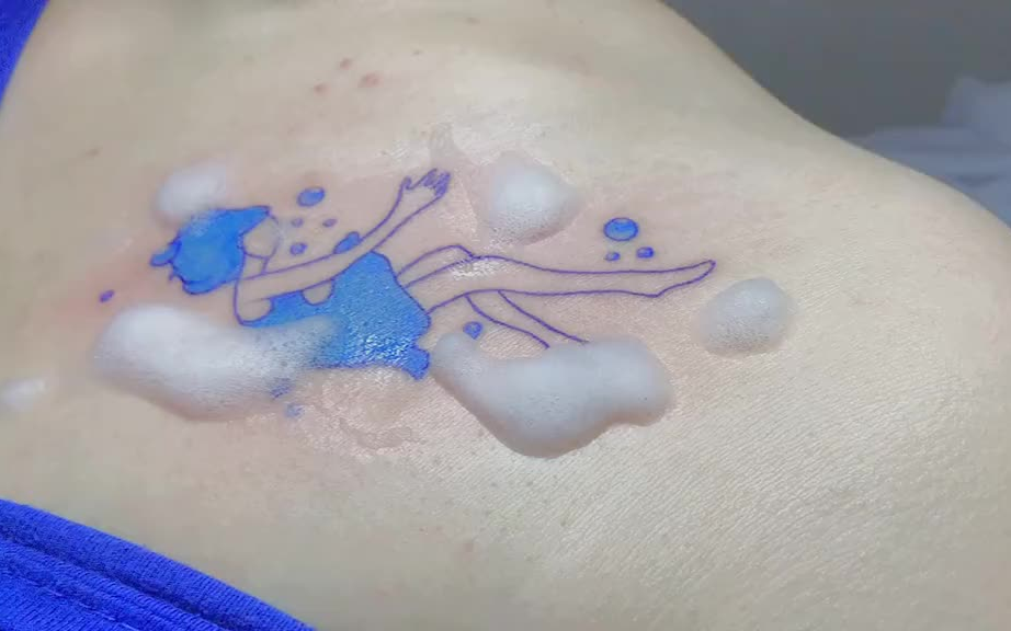 永远都有快乐接着(溺水短发女孩 跌落云朵中)纹身 西安纹身 蓝色