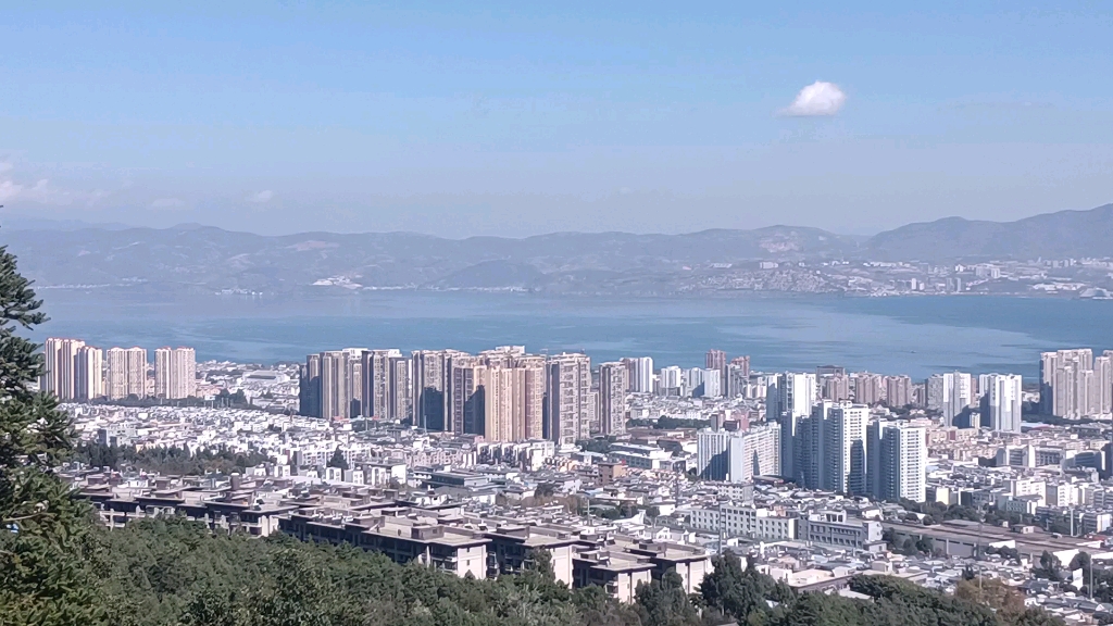 大理白族自治州大理市下关镇全景.