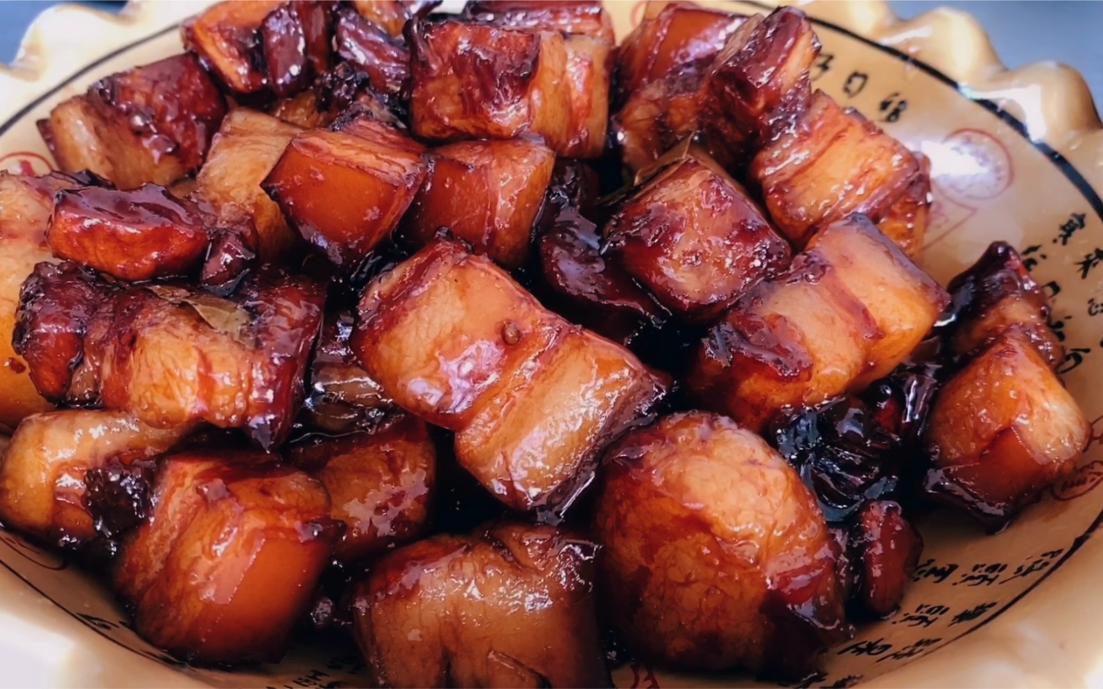 家庭版红烧肉,懒人做法,色香味俱全,配上红烧翘嘴,白米饭,无敌美味