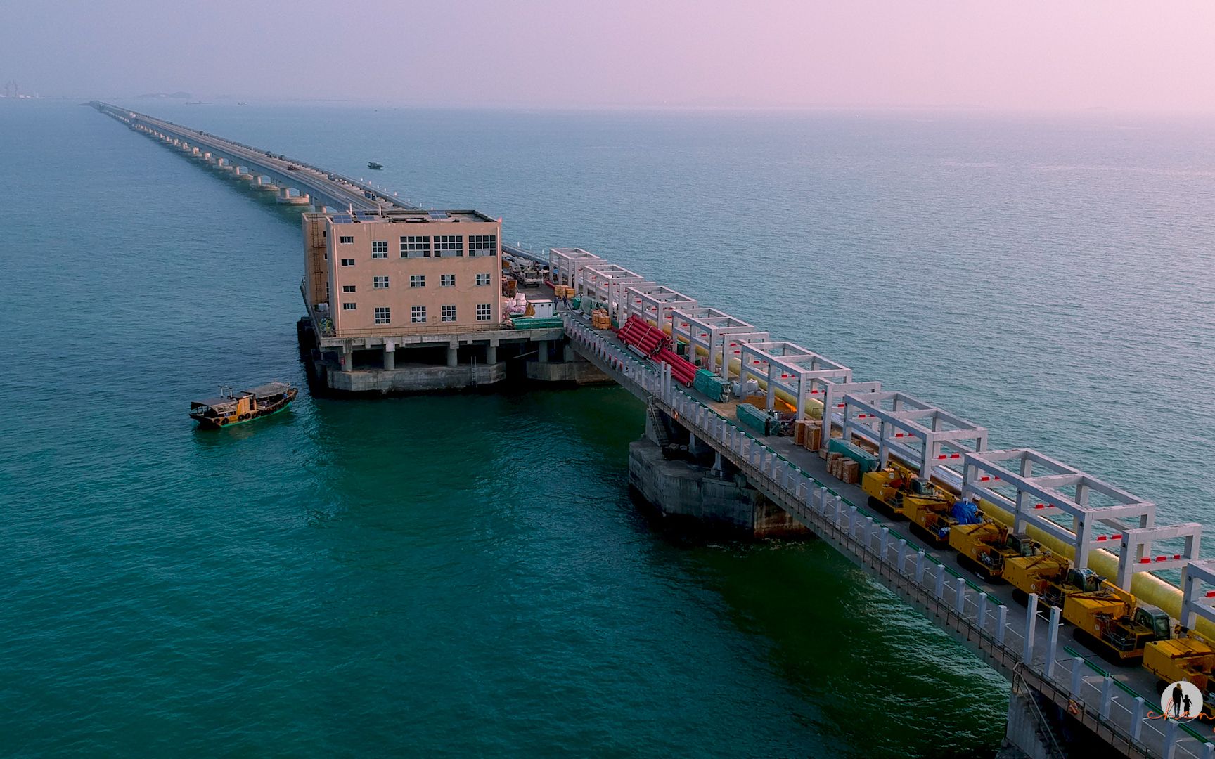 广西钦州有条海上公路,还有一个美丽的三墩岛,但因为这个海上工程未能