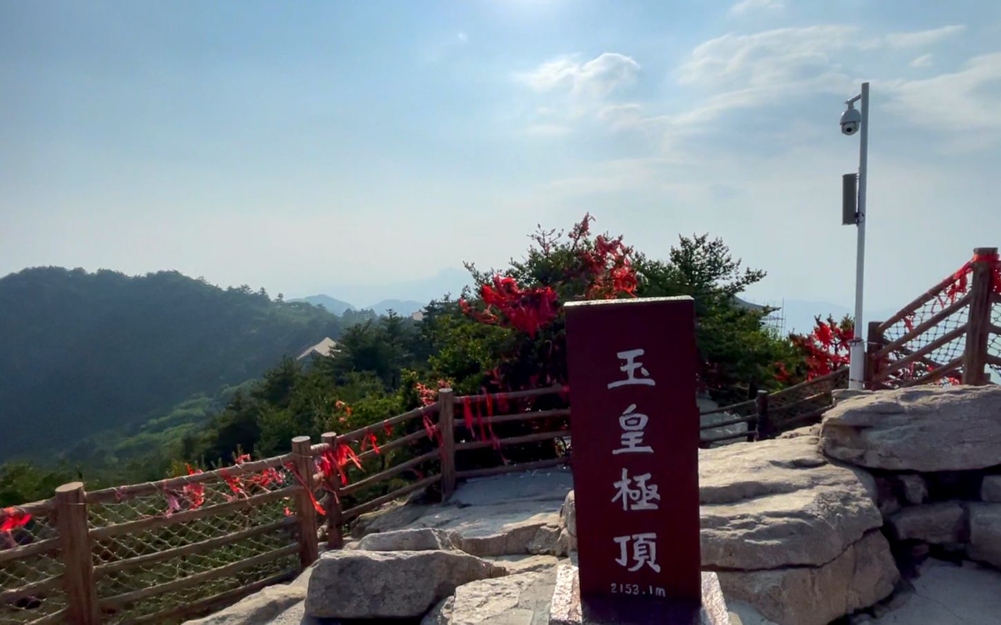 河南省鲁山县,尧山风景区,主峰玉皇极顶海拔21531,又称蛤蟆石