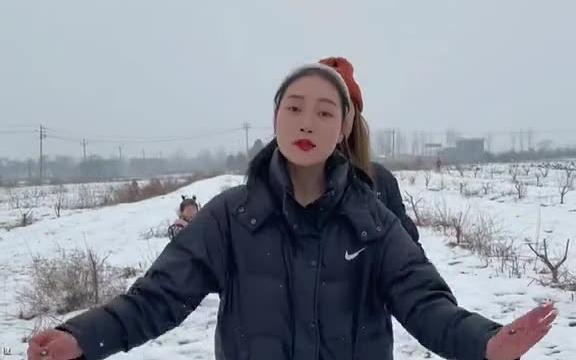 [图]让我在雪地里撒点野！😂😂😂