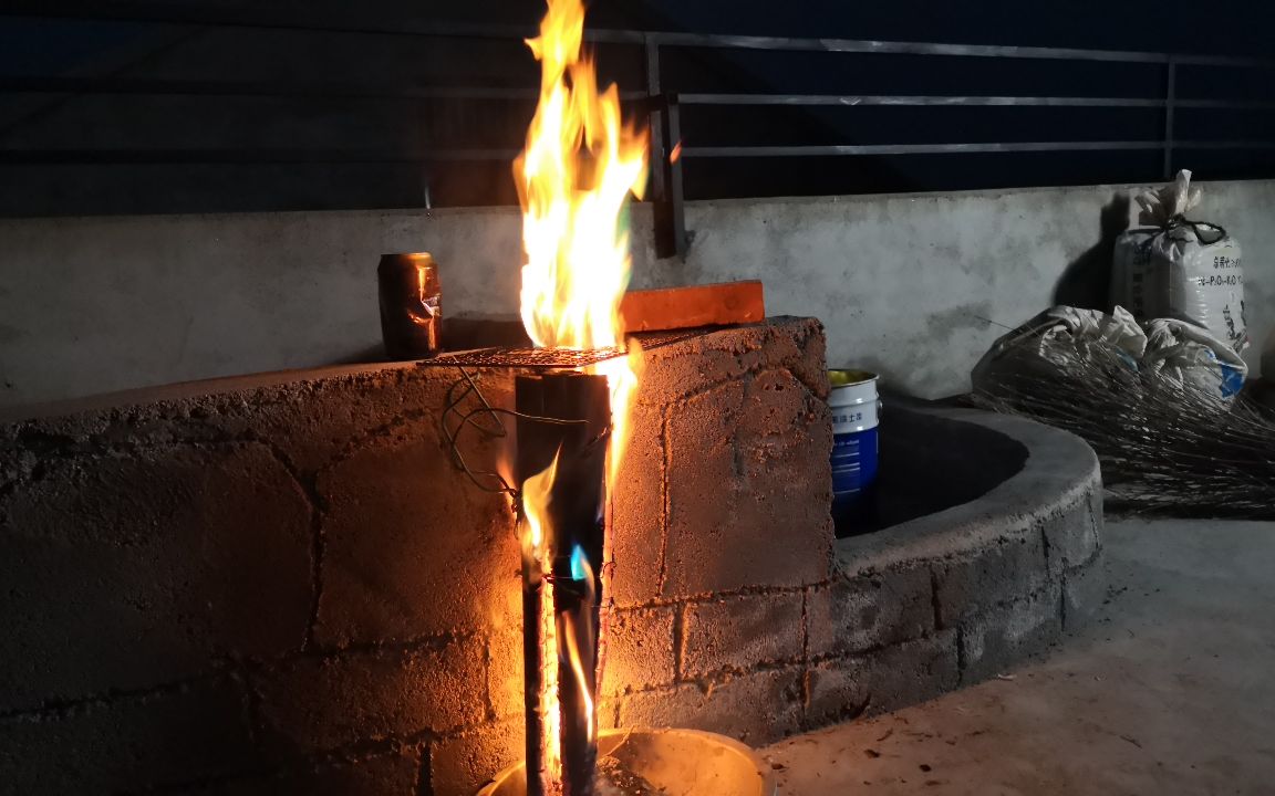 木头这样烧能烧一夜这火比火炉还猛看看到底能烧多久