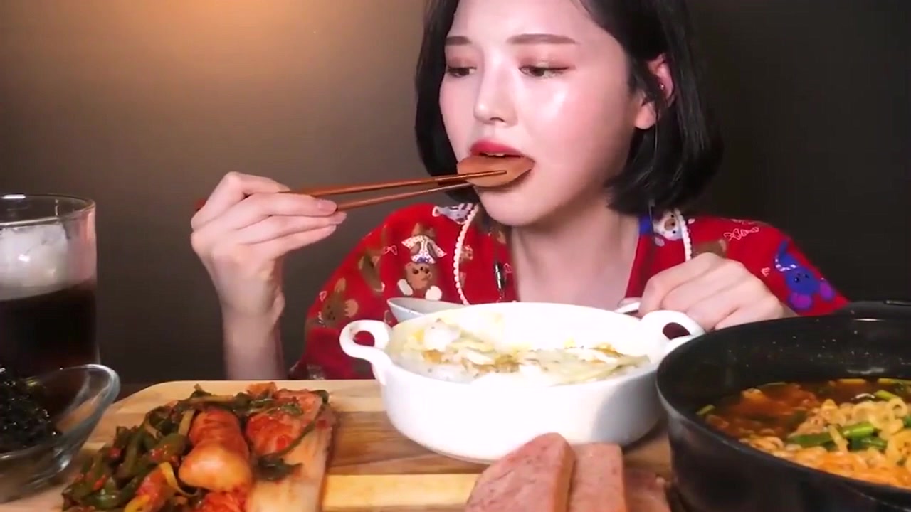 吃播:韩国美女大胃王吃煮泡面,搭配米饭午餐肉一起吃