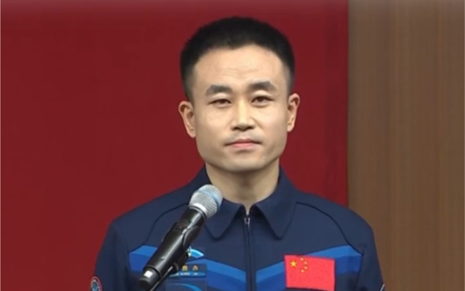 神舟十七号飞行乘组亮相,航天员唐胜杰简历公布