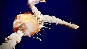 1986年、美国航天飞机高空爆炸、7名宇航员当场去世！