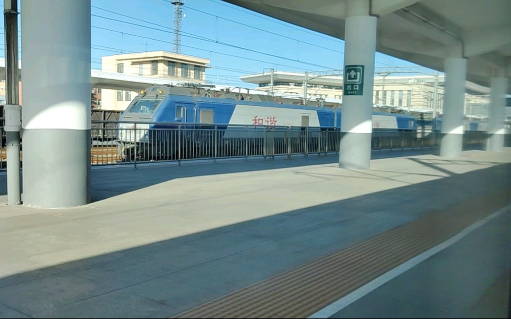 y510驶出唐山北站