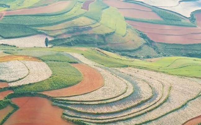 [图]云南东川红土地，这里方圆近百里的区域是云南红土高原上最集中、最典型、最具特色的红土地。衬以蓝天、白云和那变幻莫测的光线，构成了红土地壮观的景色。