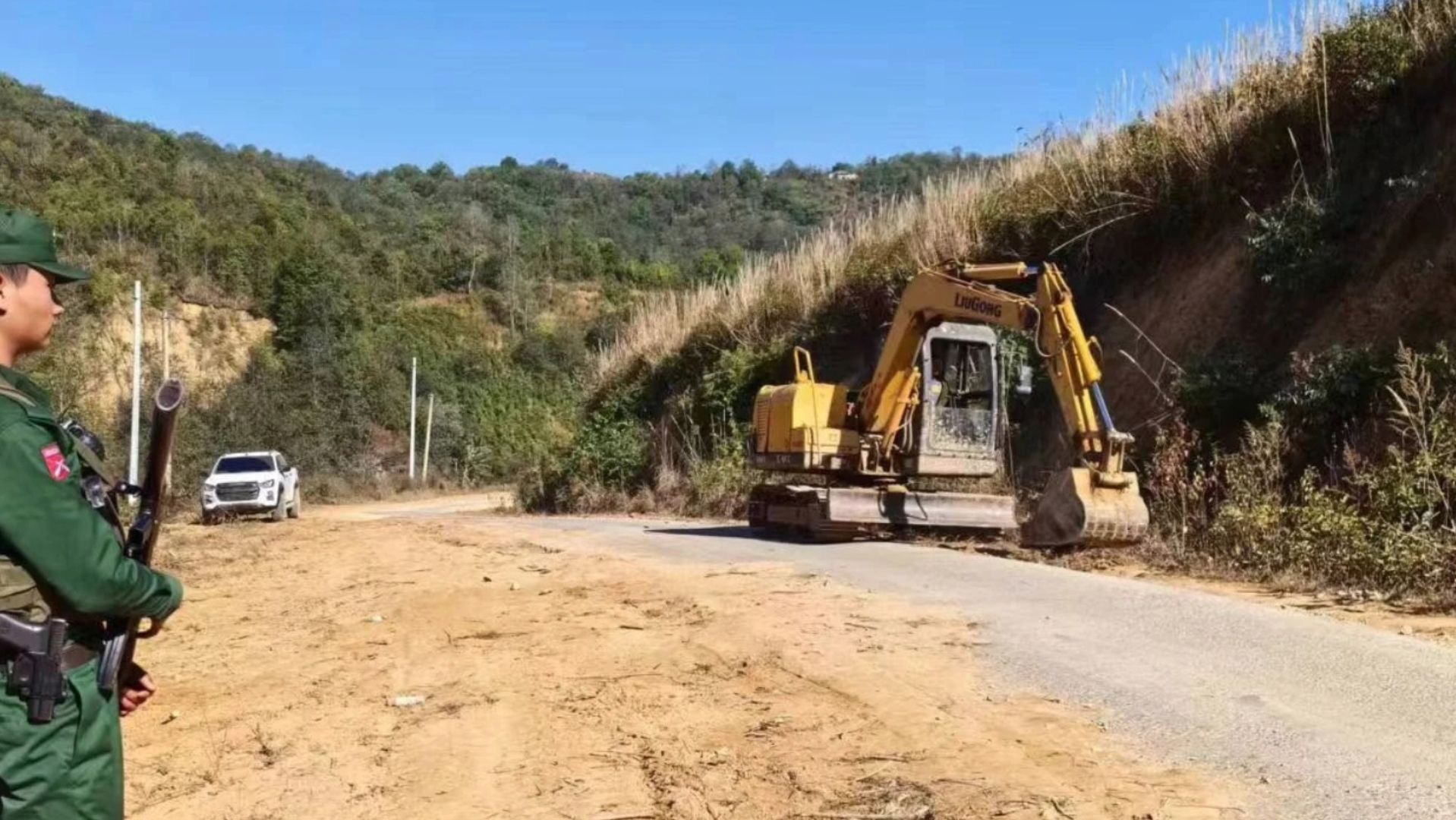 全力推动民生建设 | 特区政府修整西山区农村公路 拓宽老街拱掌主干道哔哩哔哩bilibili