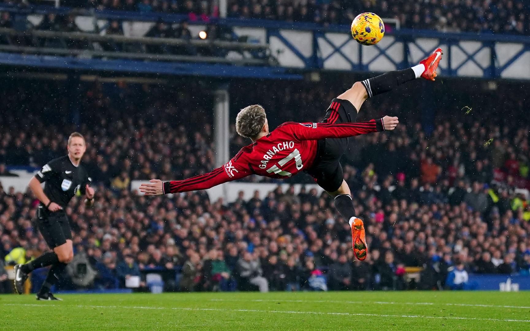 加纳乔:惊世倒钩冲历史最佳!曼联下一个c罗?