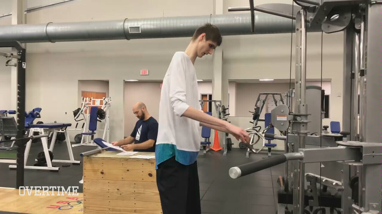 7尺7篮球巨人艰辛之路robertbobroczky训练