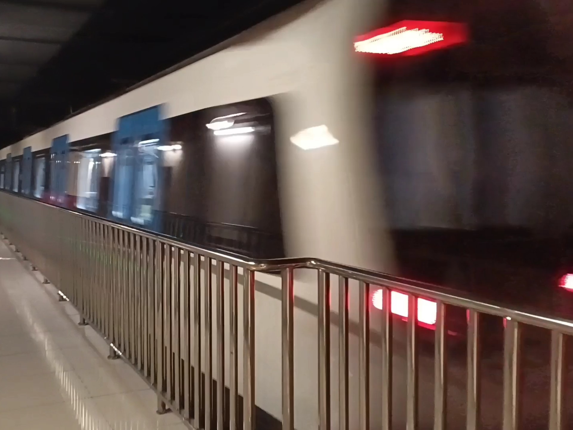 北京地铁11号线11002出金安桥