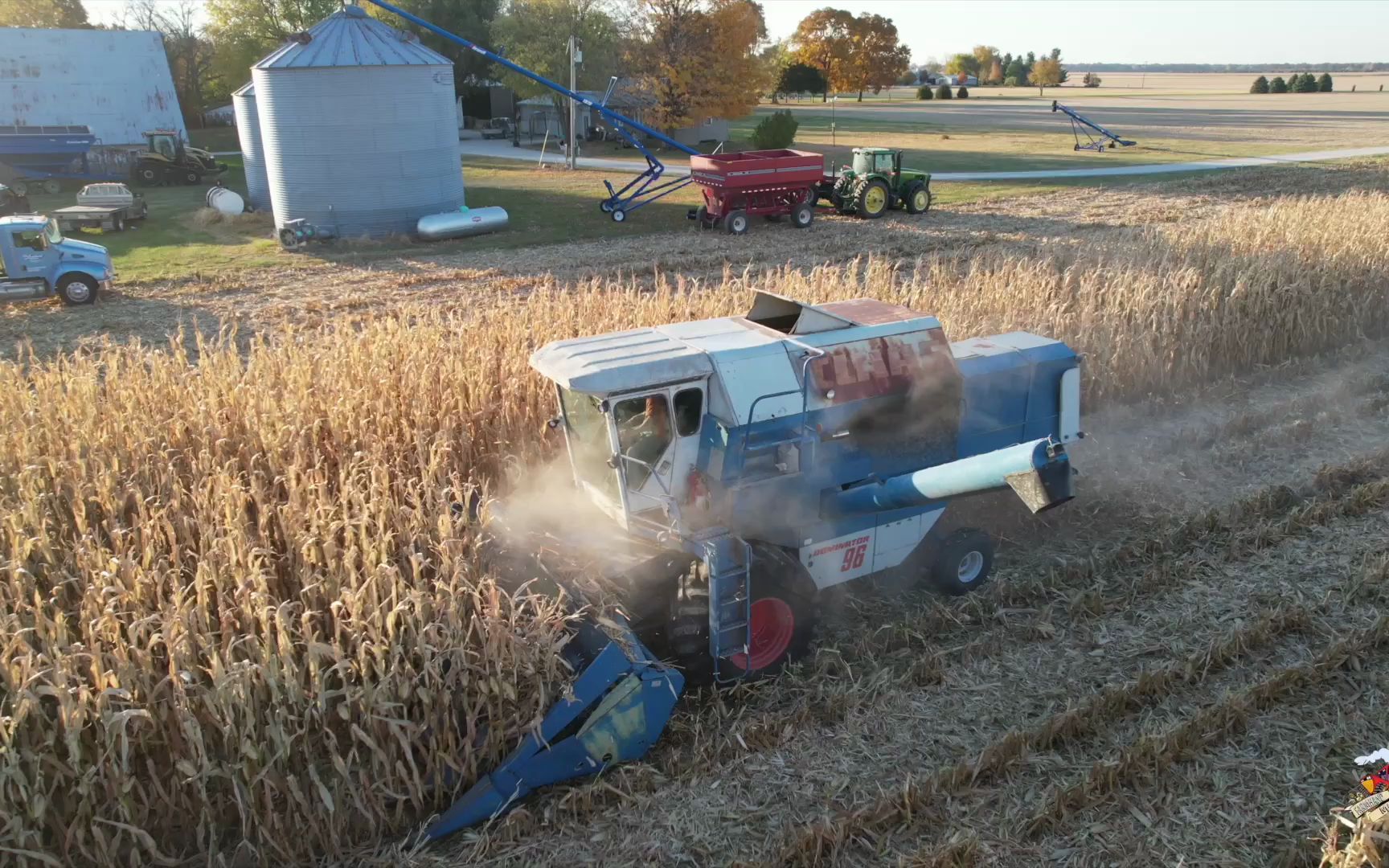 使用克拉斯claas dominator 96联合收割机收割伊利诺伊州玉米