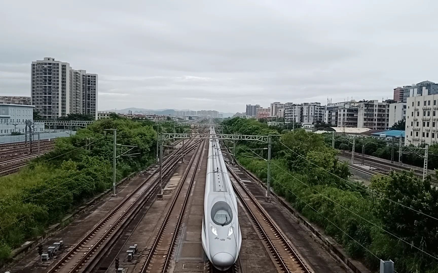 crh380a型动车组从广州北站高速通过