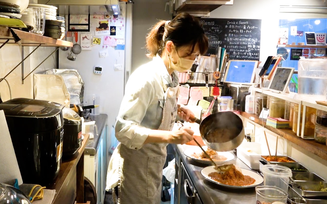 【日本美食】女老板的咖喱饭馆,拍摄她制作的正宗香料咖喱的厨房工作景象哔哩哔哩bilibili