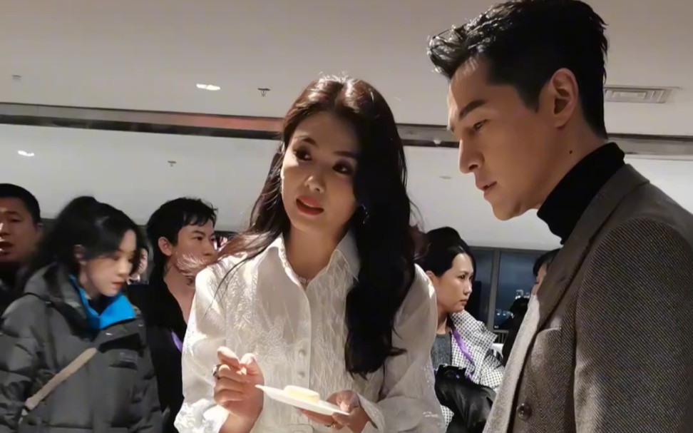 微博之夜竟然又让我捡到了一点苏凰,原来胡歌和刘涛在这吃东西