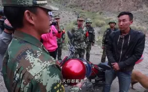 Скачать видео: 男子扯谎是牧民，结果武警一看他头盔，立马拆穿真面目