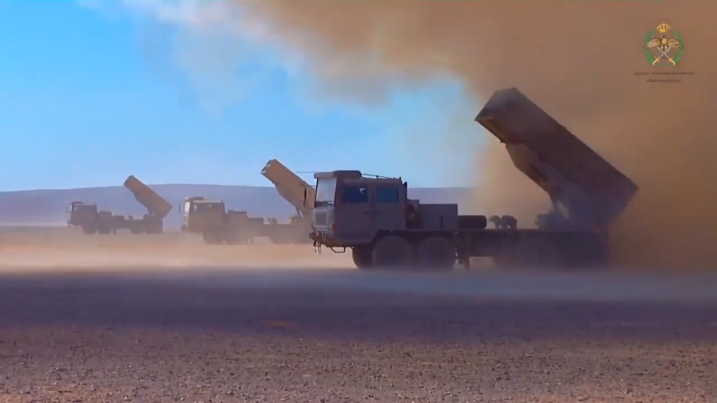 约旦陆军试射"wm-120"型273毫米火箭炮