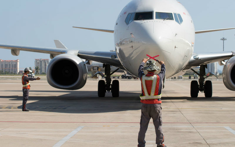 航班进港时如何正确引导飞机至停机位信号员