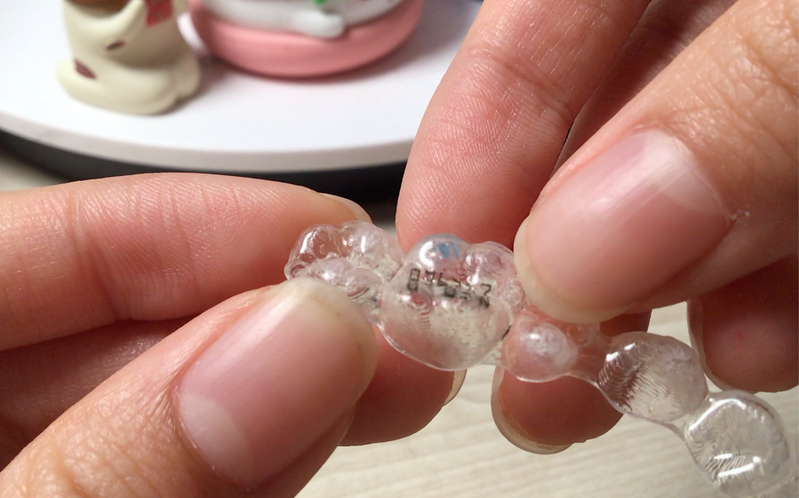 牙套被磨成这个样子了/我怕我吃下去