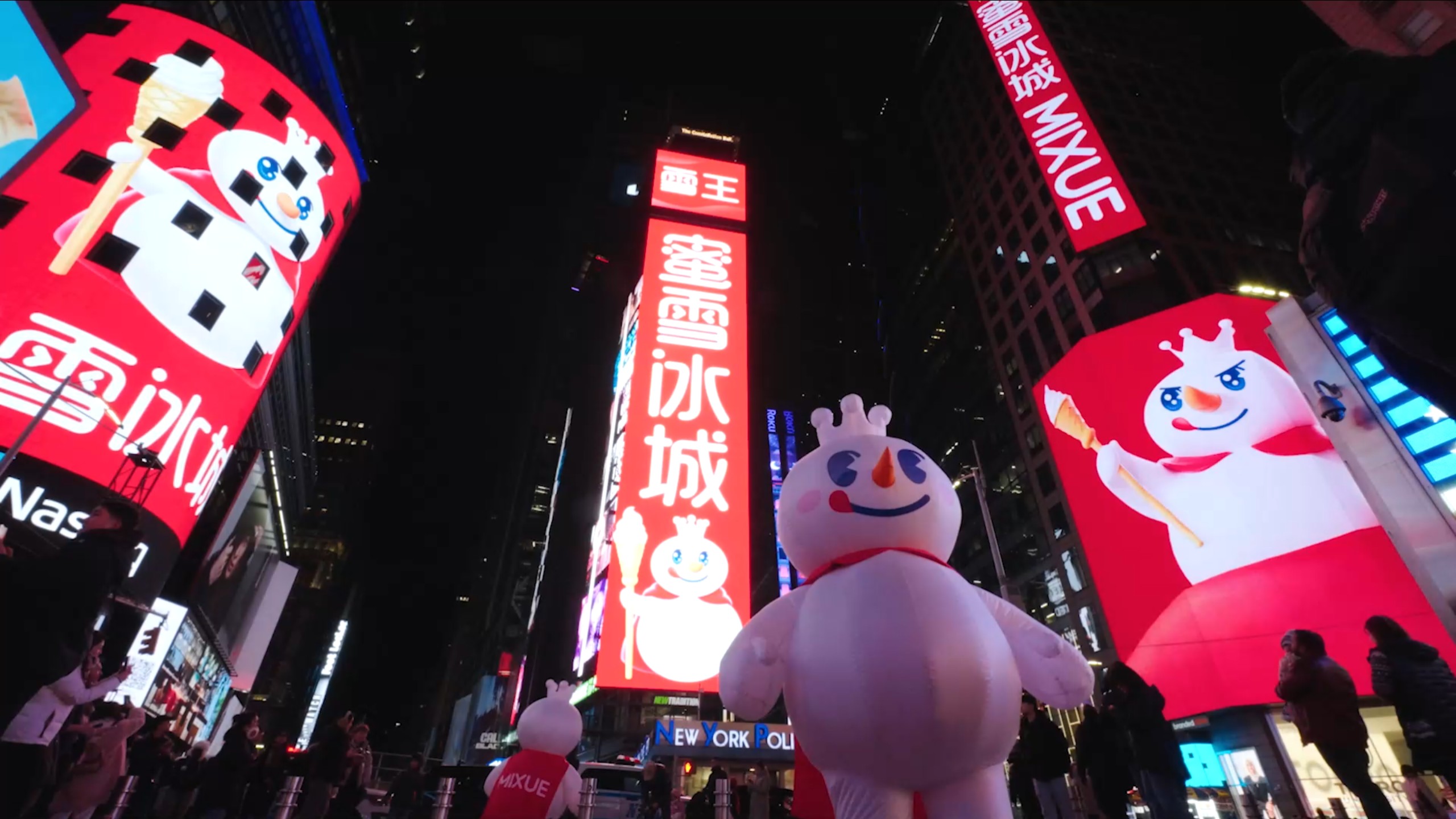 蜜雪冰城美国纽约双店齐开！雪王亮相时代广场大屏！