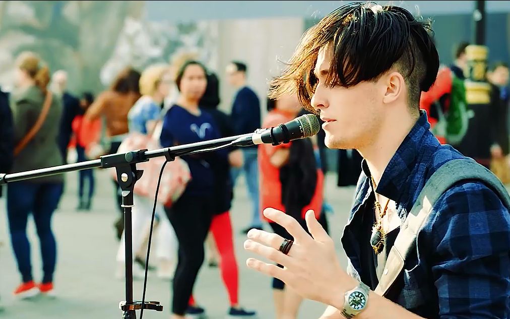 【高颜值】john mayer街头电吉他伴奏弹唱演出, 明明可以靠脸吃饭, 非