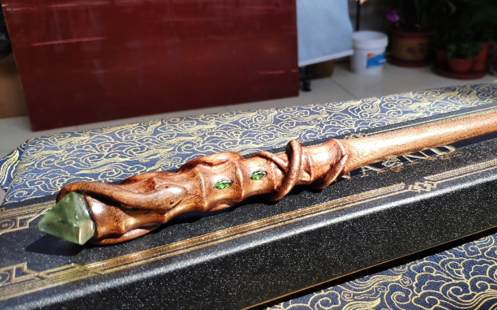 用黑胡桃和各种宝石做一根小蛇盘绕的魔杖,此魔杖已选主人,黑胡桃制作