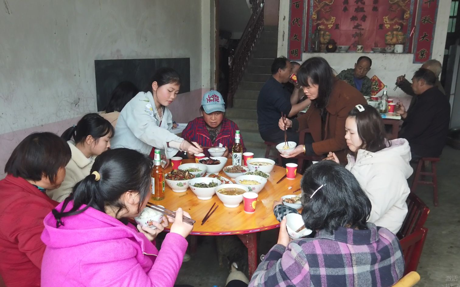 小白請家族人吃飯,擺了滿滿兩大桌,1歲小寶拿著豬耳朵直啃_嗶哩嗶哩