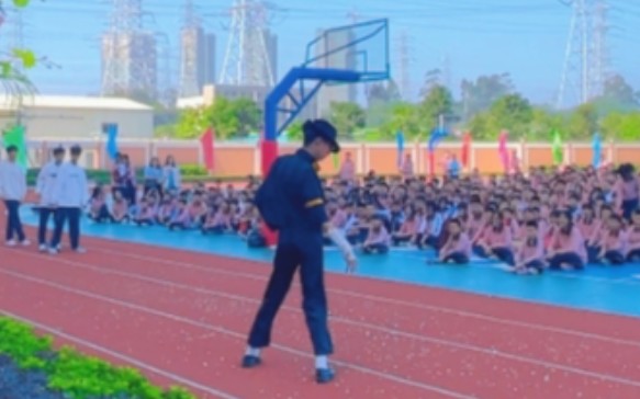 [图]在塑胶跑道上滑太空步？！校运会开幕式模仿MJ震惊全场！