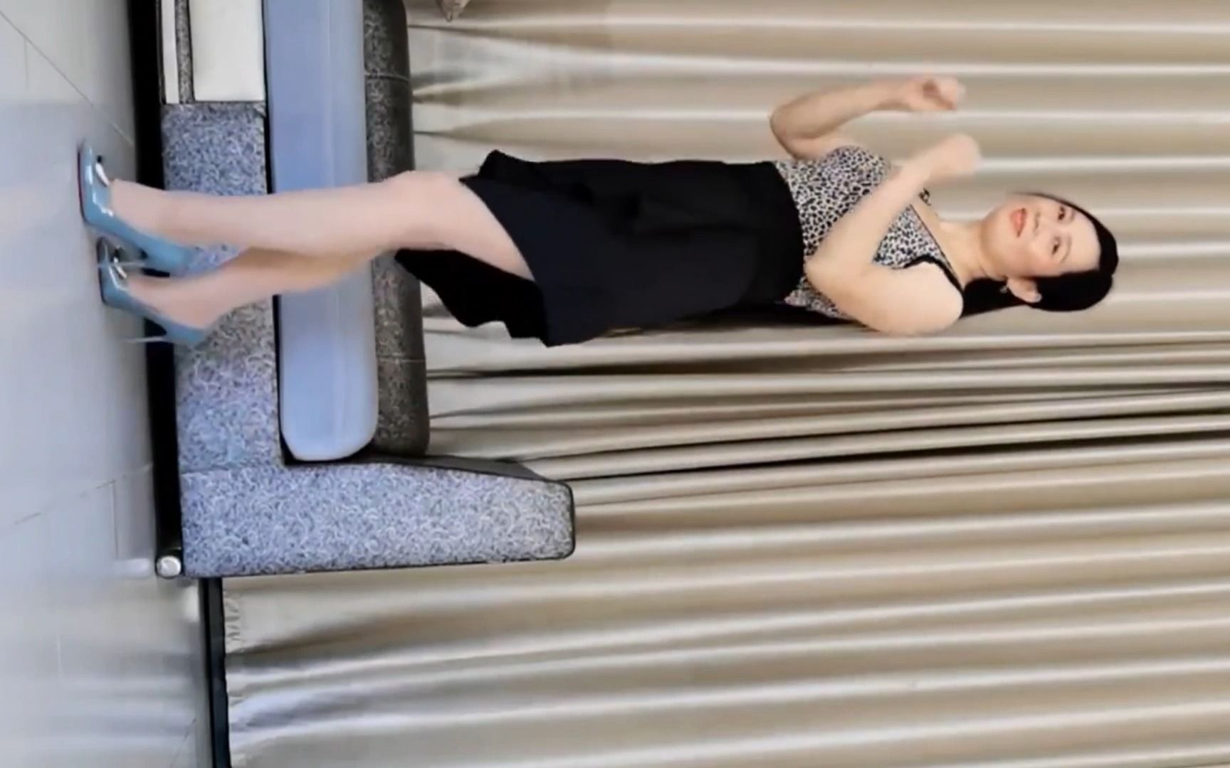 今天真热,阿姨居家舞