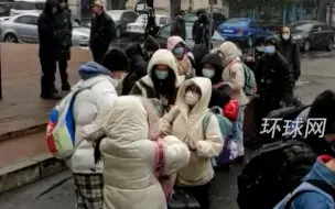 下载视频: 风雪回家人！又一批中国公民正撤离乌克兰，撤侨车队有当地军警护送