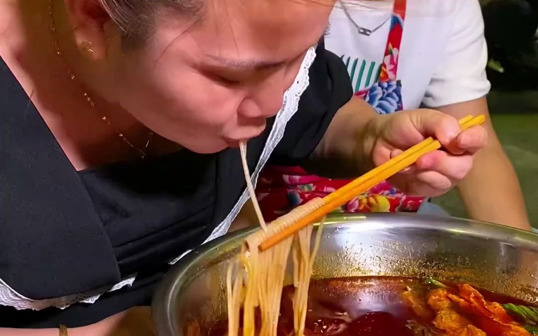 美女挑战吃爆辣螺蛳粉!看看她能不能挑战成功?#螺蛳粉#美食#宝妈