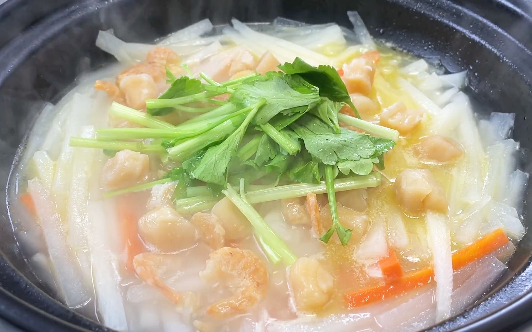 冬吃萝卜夏吃姜,今天用干贝做了萝卜砂锅煲,简单美味太好吃了
