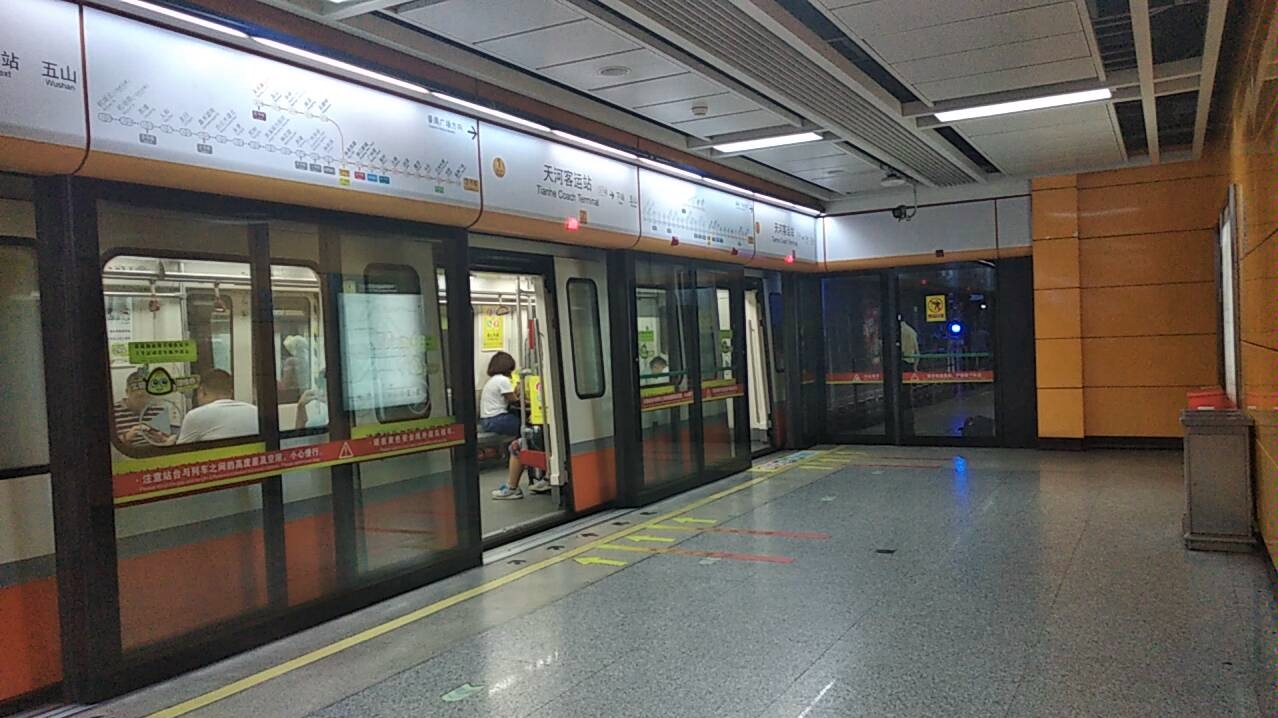 广州地铁三号线飞机车在天河客运站出站