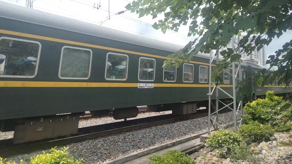 湘桂线k2385长春—南宁通过