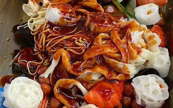 【东北早市】路边摊拌辣串,黏黏糊糊的,酸甜麻辣你们喜欢吃吗?