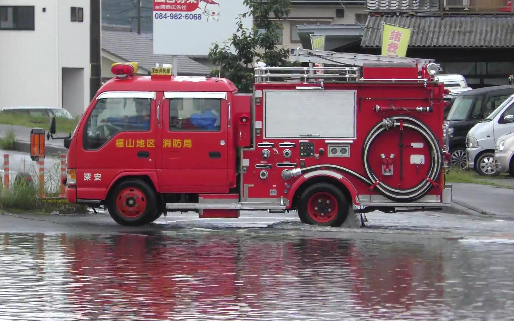 [图]暴雨过后的消防车正在紧急响应