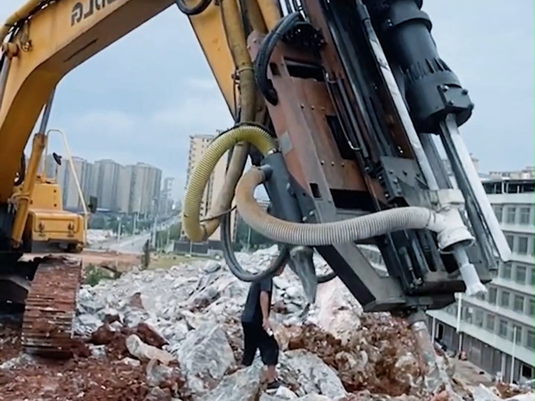 该设备俗称:钻裂一体机,矿老板最喜欢的静态爆破设备#钻裂一体机