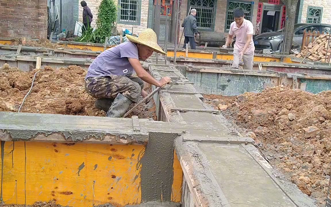 自建房地梁浇筑,自拌料咱选用大江粗沙13石po425水泥恰好合适.哔哩哔哩bilibili