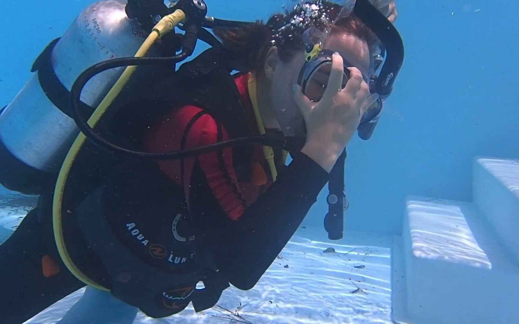 美女泳池练习潜水找面镜_哔哩哔哩_bilibili